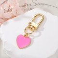 Llavero de corazón de esmalte rosa con cierre de aleación de oro en soporte blanco - Rojo Rosa (K60)