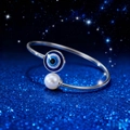 Bracciale argento con occhio turco e perla su sfondo blu notte scintillante e chic - Argento (Occhio Blu e Rosa Perla)