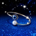 Bracciale rigido dorato regolabile con malocchio e perla su sfondo blu stellato - Oro (Occhio Blu e Rosa Perla)