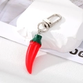 Realistischer Schlüsselanhänger aus rotem Harz-Chili mit glänzendem silbernem Verschluss - Rot