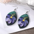 Ethnische Tropfenohrringe aus Acryl mit lila Blumen-Ölgemälde und silbernen Haken - Blatt-Stil / Lila (Silberner Haken)