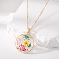 Collar de resina hecho a mano con flores secas coloridas en marco circular dorado - Collar de Flores Rojas Verdes Amarillas