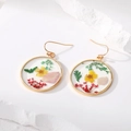 Pendientes de resina con flores secas en marco dorado sobre fondo blanco minimalista - Pendientes de Flores Rojas Verdes Amarillas (Gancho)