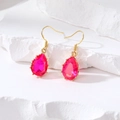 Vista detallada de pendientes de cristal rosa con forma de gota y engaste dorado fino - Rojo Rosa Gota