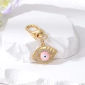 Portachiavi occhio del diavolo dorato con smalto rosa e cristalli su marmo - Occhio Rosa