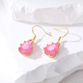 Détail de boucles d'oreilles cristal rose en goutte avec crochets S925 dorés - Rose Éclatant Goutte