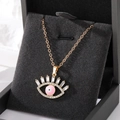 Collier vintage œil du mal doré avec pupille rose et design de cils en cristal - Œil de cil rose