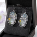 Orecchini a silhouette di viso con veri fiori secchi in resina e montatura in metallo oro - Orecchini / Orecchini Argento Viso Fiore Blu Chiaro