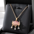 Vintage gouden ketting met roze stenen hanger en kwastjes in een zwart doosje - Roze