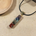 Collana geometrica in resina con pietre chakra multicolori e spirale in rame fuso - Stile Rettangolare con Cerchio 2 (AN90)