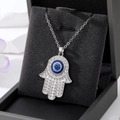 Collana Mano di Fatima con occhio greco blu e zirconi bianchi su scatola per gioielli - Collana Argento Mano Grande / Argento