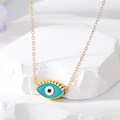 Collier Main d'Evelyn doré avec pendentif en émail bleu ciel sur fond de pierre blanche - Style de Cils Bleu Lac