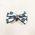 Détail du nœud de barrette avec rayures noires et blanches et motif d'œil maléfique - Blanc Rayures Noires Œil