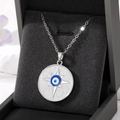 Detail der Evil Eye Halskette mit Sternmotiv auf einem schwarzen Samtschmuckkästchen - Silberne Sternschnuppe