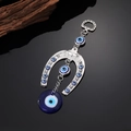 Etnische Boze Oog hoefijzer sleutelhanger met blauwe glazen kralen op zwarte spiegel - U-vormig Hoefijzer