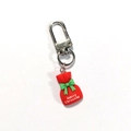 Dettaglio portachiavi sacchetto regalo di Natale in resina rossa con gancio in metallo - Sacco Regalo Rosso