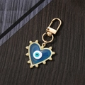 Llavero de corazón dorado con esmalte de ojo azul y borde de perlas minimalista - Corazón de Perla Azul Cielo
