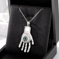 Collier bohème avec pendentif main argenté et œil maléfique vert dans un écrin à bijoux - Œil Vert Paume Argentée