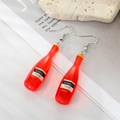 Détail de boucles d'oreilles bouteille de vin rouge en résine avec étiquette VSOP - Bouteille de liqueur rouge