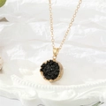 Gedetailleerde close-up van de vintage gouden ketting met zwarte druzy steen hanger op dienblad - Goudzwart Rond (5)