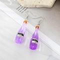 Détail de boucles d'oreilles bouteille en résine violette avec crochets en argent - Bouteille de liqueur violette