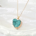 Detail van hartvormige blauwe kristallen hanger met elegante gouden plating - Teal Hart (1)