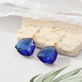 Detailansicht der dunkelblauen Kristallohrringe mit eleganten goldenen Haken - Blau