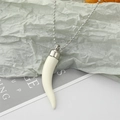 Collier punk européen avec pendentif piment en résine ivoire et chaîne à boules argent - Piment Blanc