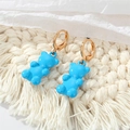 Orecchini a cerchio dorati con orsetto blu carino e minimalista su trama bianca - Orso Blu
