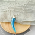 Collier pendentif corne bleue et blanche en résine avec chaîne à billes argentée - Piment Bleu