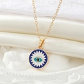 Collana vintage oro con ciondolo occhio turchese su elegante sfondo di seta pregiata - Malocchio Raggi di Sole Blu Notte