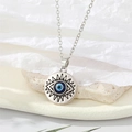 Vintage zilveren Evil Eye hanger ketting met blauwe kraal op minimalistische achtergrond - Zilveren Ronde Oogstijl