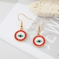 Macro-opname van vintage Evil Eye oorbellen met rood email en vergulde haakjes - Rode Zonnestraal Boze Oog