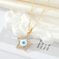 Collana a stella malocchio dorata con zirconi su seta bianca e rilievo vintage - Bianco