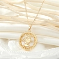 Elegante collana con ciondolo moneta Elisabetta II dorata con rilievo traforato su raso - Ciondolo Ritratto di Moneta / Testa di Faraone