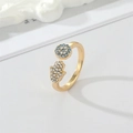 Anello aperto dorato con Mano di Fatima e Malocchio con strass su sfondo bianco strutturato - Stile Mano Occhio Oro / Oro