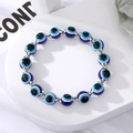 Gros plan de perles œil bleu et intercalaires tournesol argentés sur le bracelet - Oeil Bleu Séparateur Fleur Argent