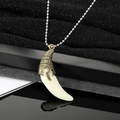 Détail du pendentif dent de loup vintage avec filigrane en bronze sur chaîne à billes - Armure en Bronze Antique