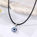 Dettaglio del ciondolo Evil Eye blu con bordo in argento e cordino nero collana - Blu Rosa