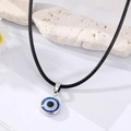 Zilveren ketting met blauwe boze oog hanger en zwart leren koord op witte achtergrond - Blauw Roze