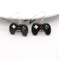 Nahaufnahme der schwarzen Game-Controller-Ohrringe mit bunten Tasten und Haken - Schwarz