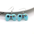 Detailaufnahme der hellblauen Gaming-Controller-Ohrringe aus Harz mit bunten Knöpfen - Hellblau