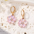 Boucles d'oreilles dorées avec pétales en cristal rose en cœur et détails de diamant - Rose