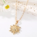 Collana con ciondolo a sole dorato retrò e zirconi lucenti su sfondo di pietra bianca - Stile Maschera Viso Sole