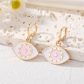 Detailansicht von Evil Eye Creolen mit goldenen Sternen und rosa Emaille auf Stein - Ohrbuckle / Rosa
