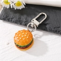 Detailaufnahme eines realistischen Mini-Burger-Schlüsselanhängers mit Harz-Details - Großer Oranger Burger