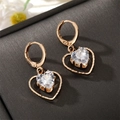 Elegante gouden oorbellen met hartvormige zirkoon en een verfijnd gestructureerd frame - Hart