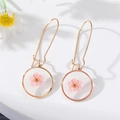 Elegant gold-tone circular drop earrings with real pink dried flowers in resin - Pink