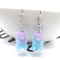 Dettaglio degli orecchini a forma di orsetto con sfumatura viola e blu e glitter argento - Sfumatura Viola Blu
