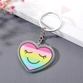 Dettaglio del portachiavi unicorno in acrilico arcobaleno a forma di cuore sorridente - Stile Cuore